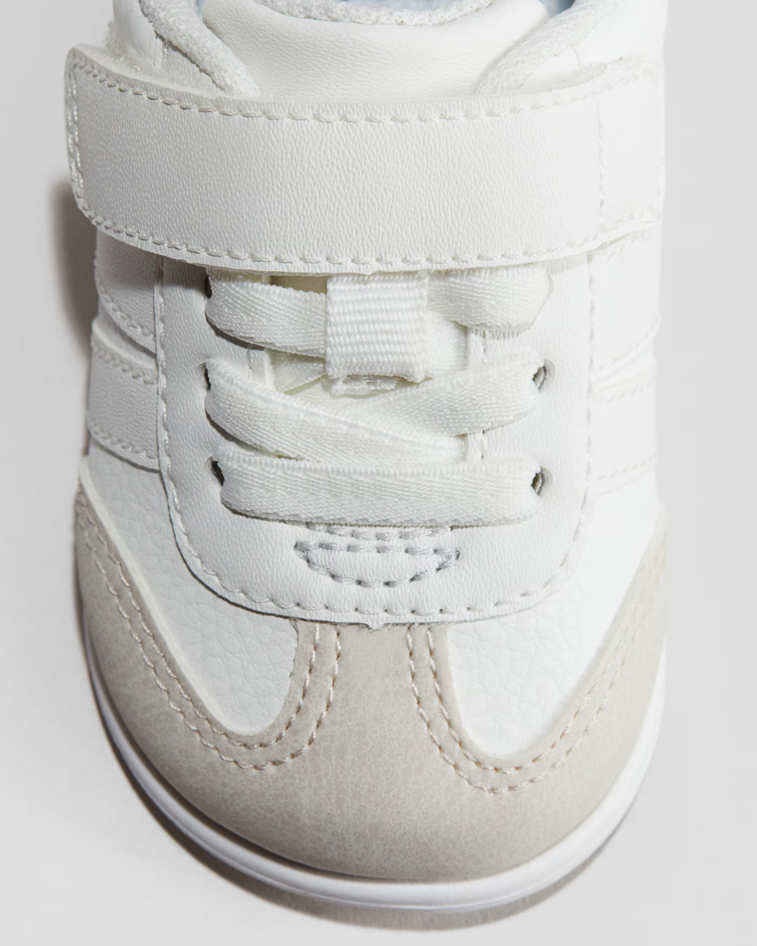 TENIS BLANCO Y BEIGE H&M
