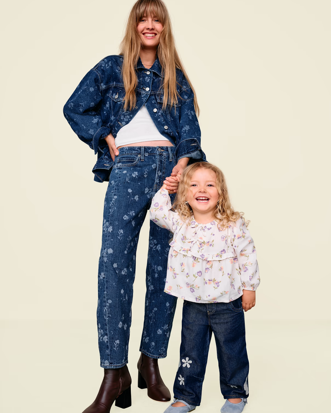 PANTALON BARREL FLORES BORDADAS OLD NAVY
