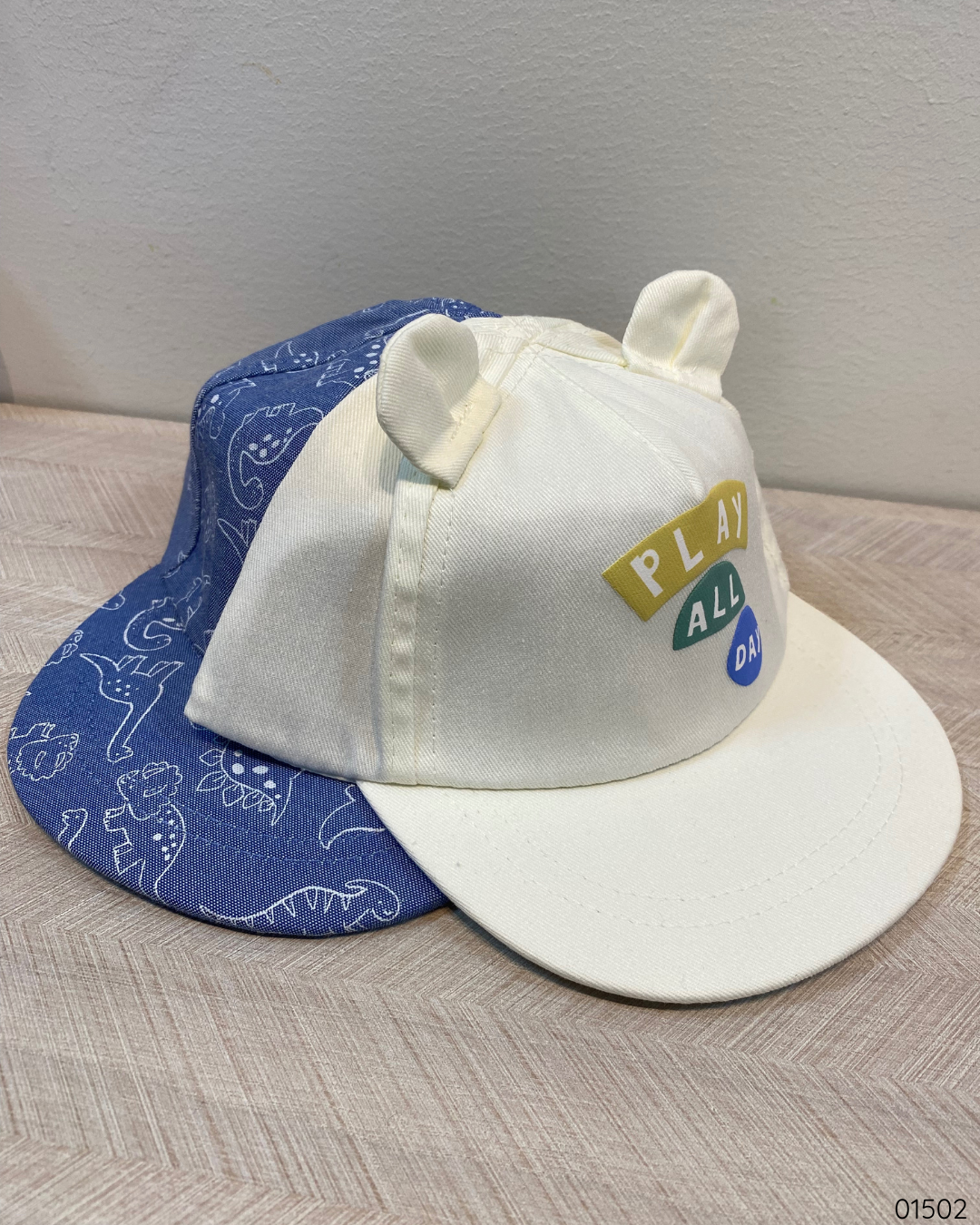 GORRA CON OREJITAS DINOS