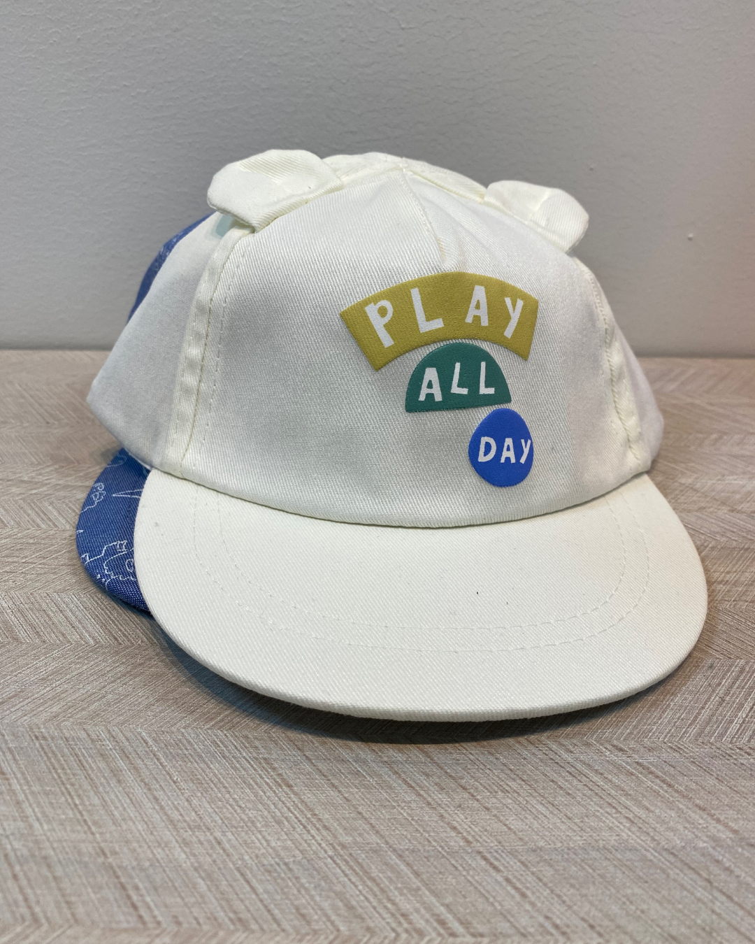 GORRA CON OREJITAS DINOS