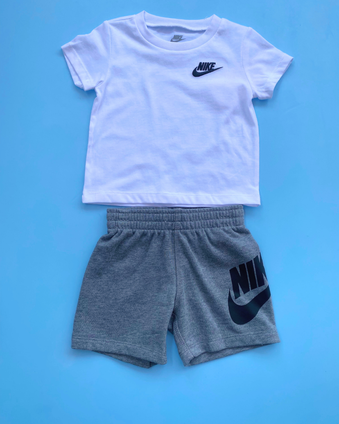 TRAJE 2 PZS NIKE BLANCO GRIS