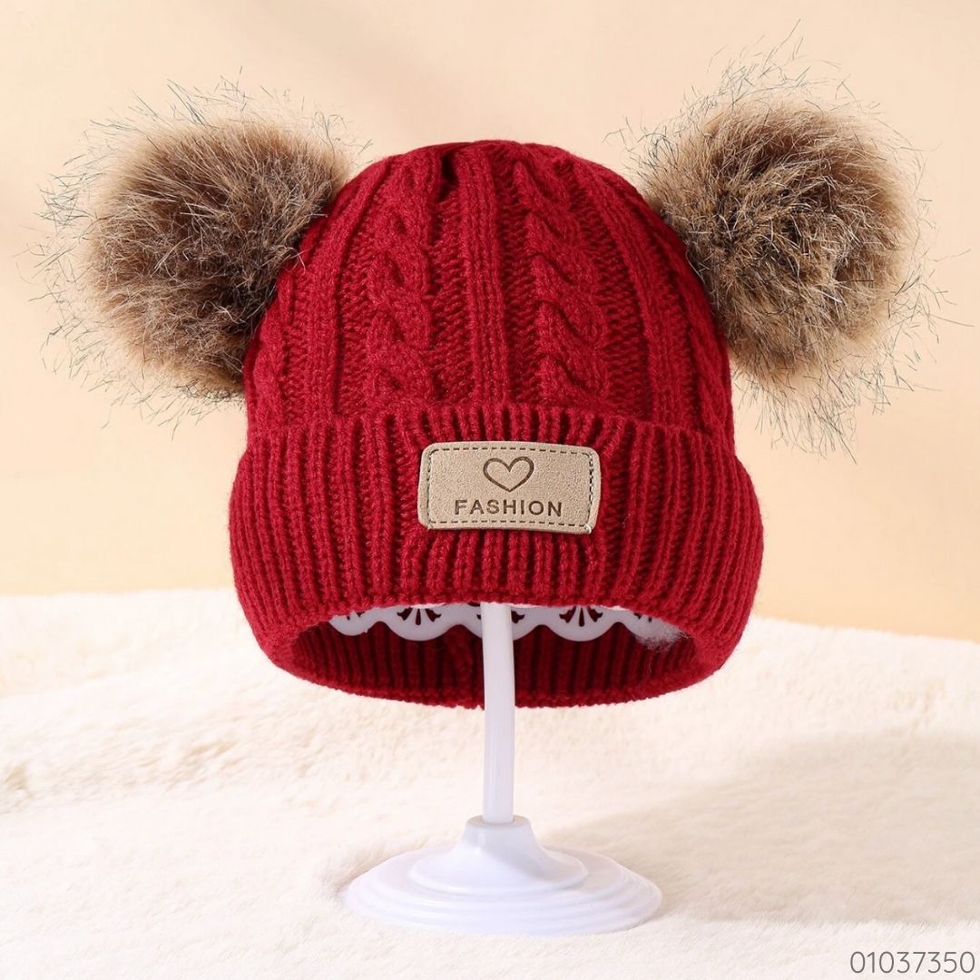 GORRO ROJO FASHION POMPONES