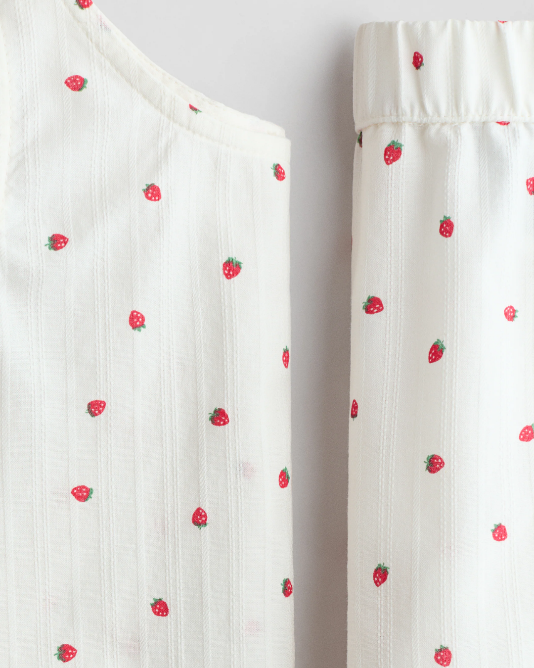 TRAJE BLANCO FRESAS 2PZ