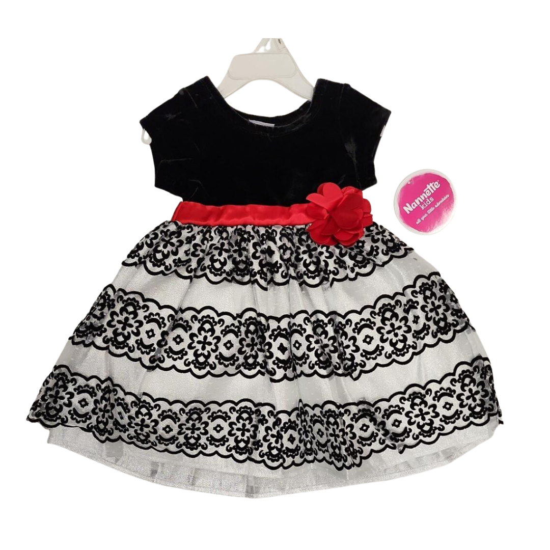 VESTIDO NEGRO BLANCO CON FLOR ROJA
