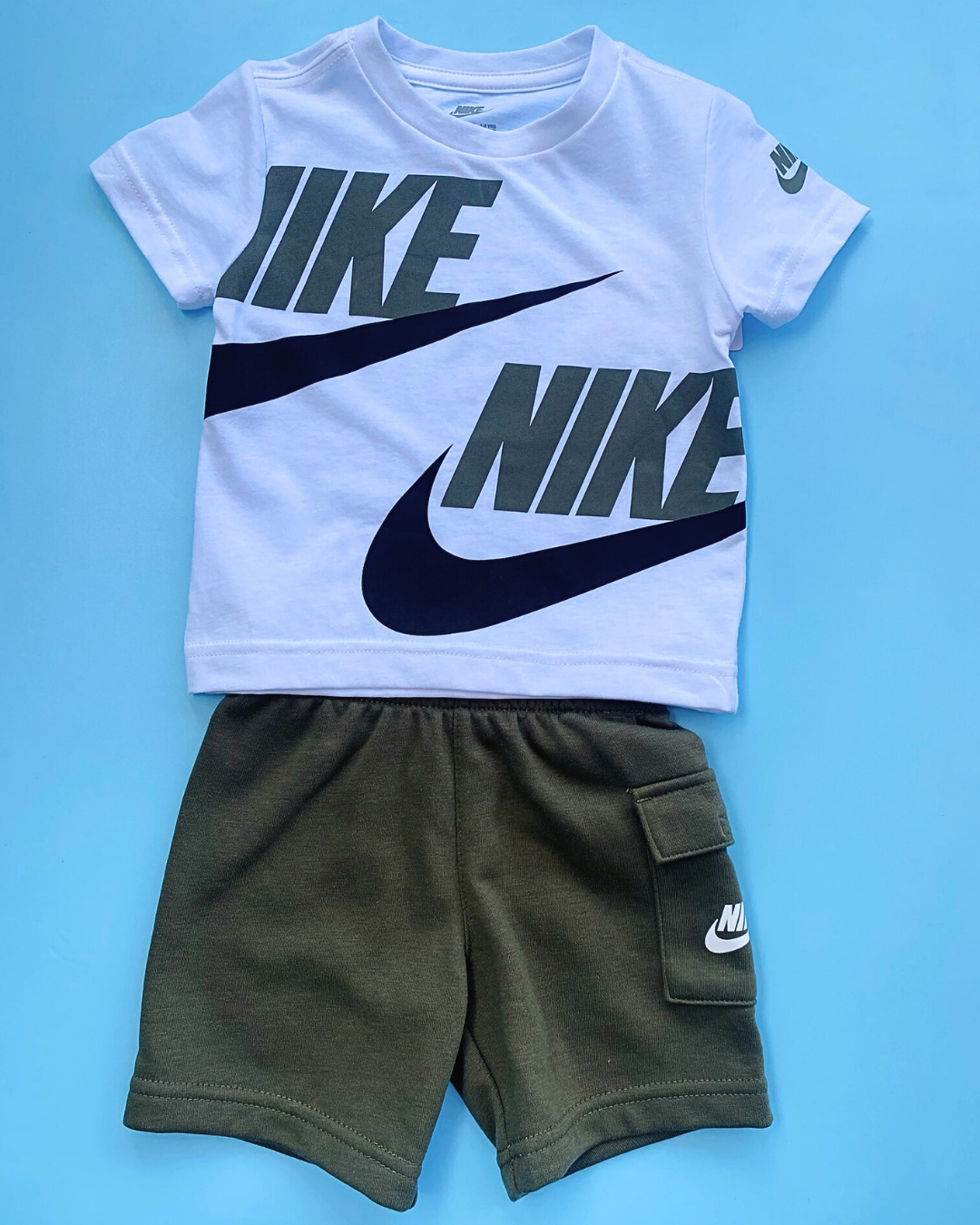 TRAJE 2 PZS NIKE GRIS SHORT VERDE