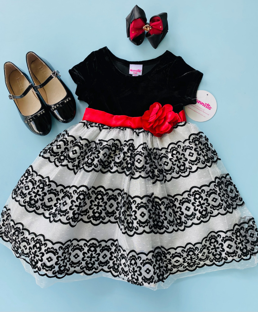 VESTIDO NEGRO BLANCO CON FLOR ROJA