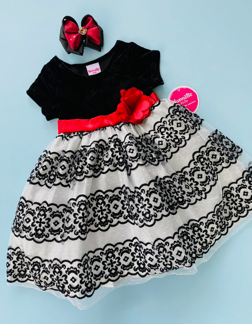 VESTIDO NEGRO BLANCO CON FLOR ROJA