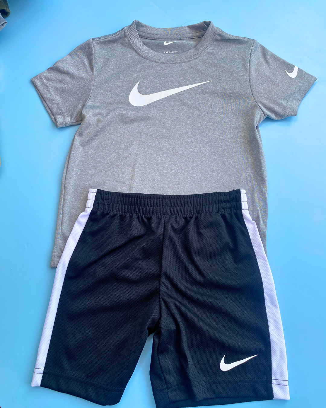TRAJE 2 PZS NIKE GRIS SHORT NEGRO Y BLANCO