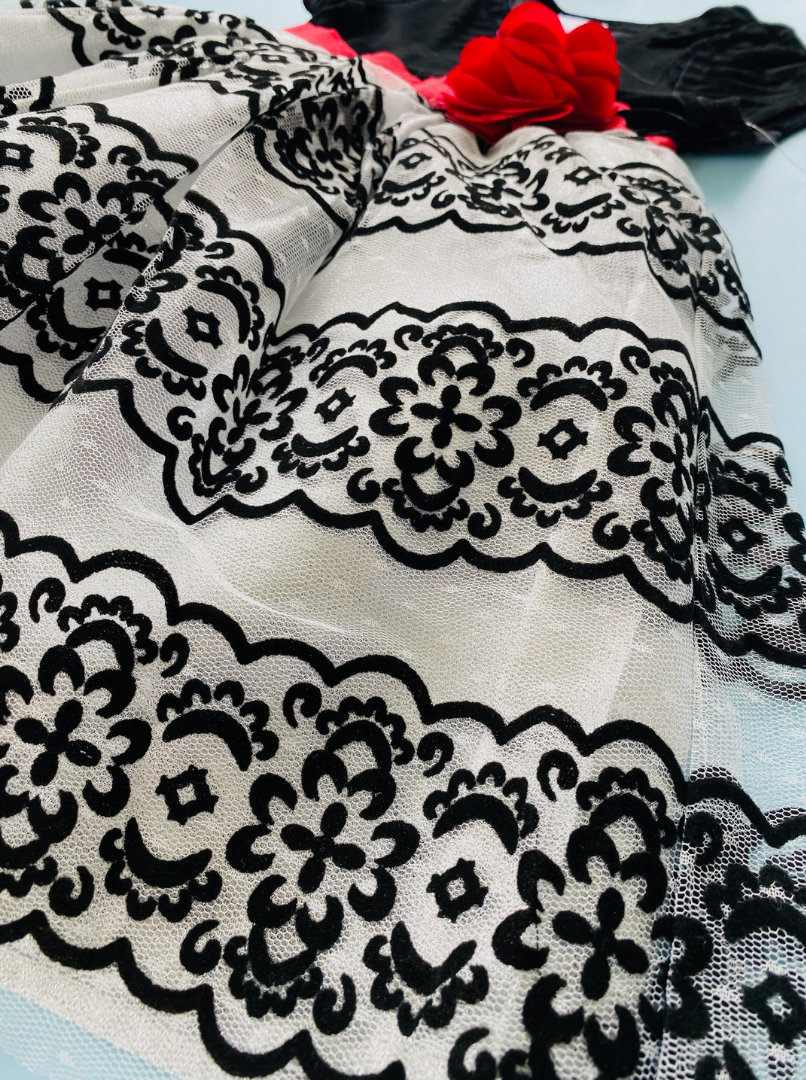 VESTIDO NEGRO BLANCO CON FLOR ROJA