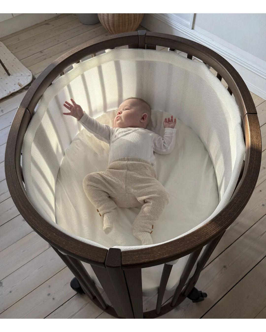 CUNA EVOLUTIVA STOKKE SLEEPI MINI CON COLCHON Y DOSEL CAFÉ