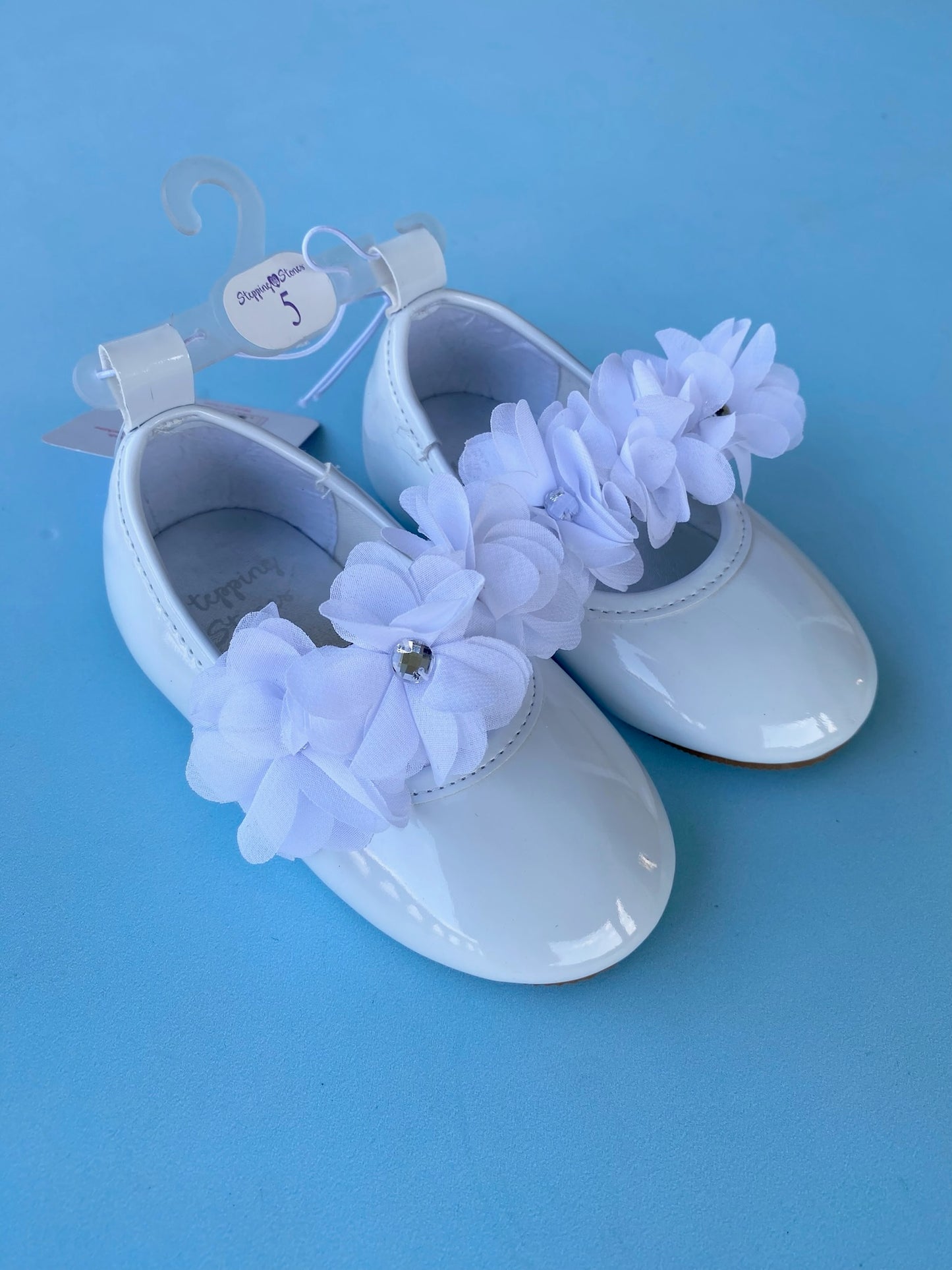 ZAPATOS NIÑA FLORES BLANCO CON SUELA