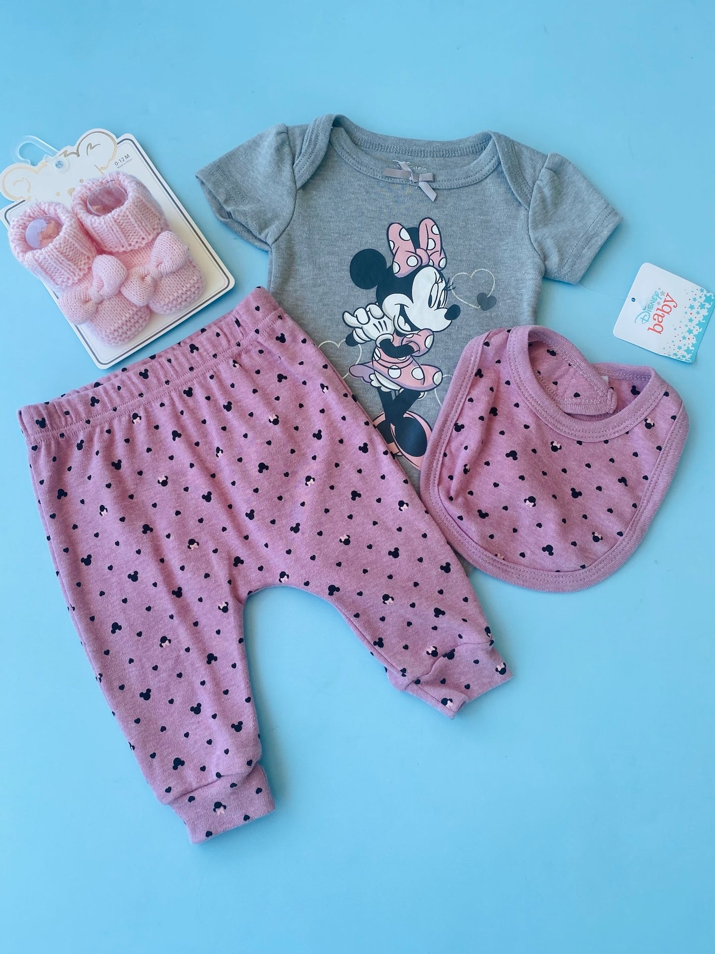 TRAJE NIÑA MINNIE GRIS Y BABERO