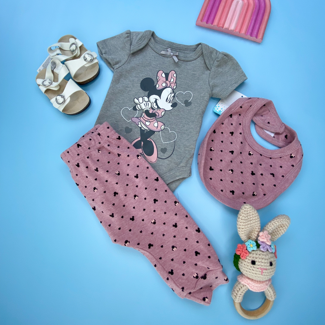 TRAJE NIÑA MINNIE GRIS Y BABERO