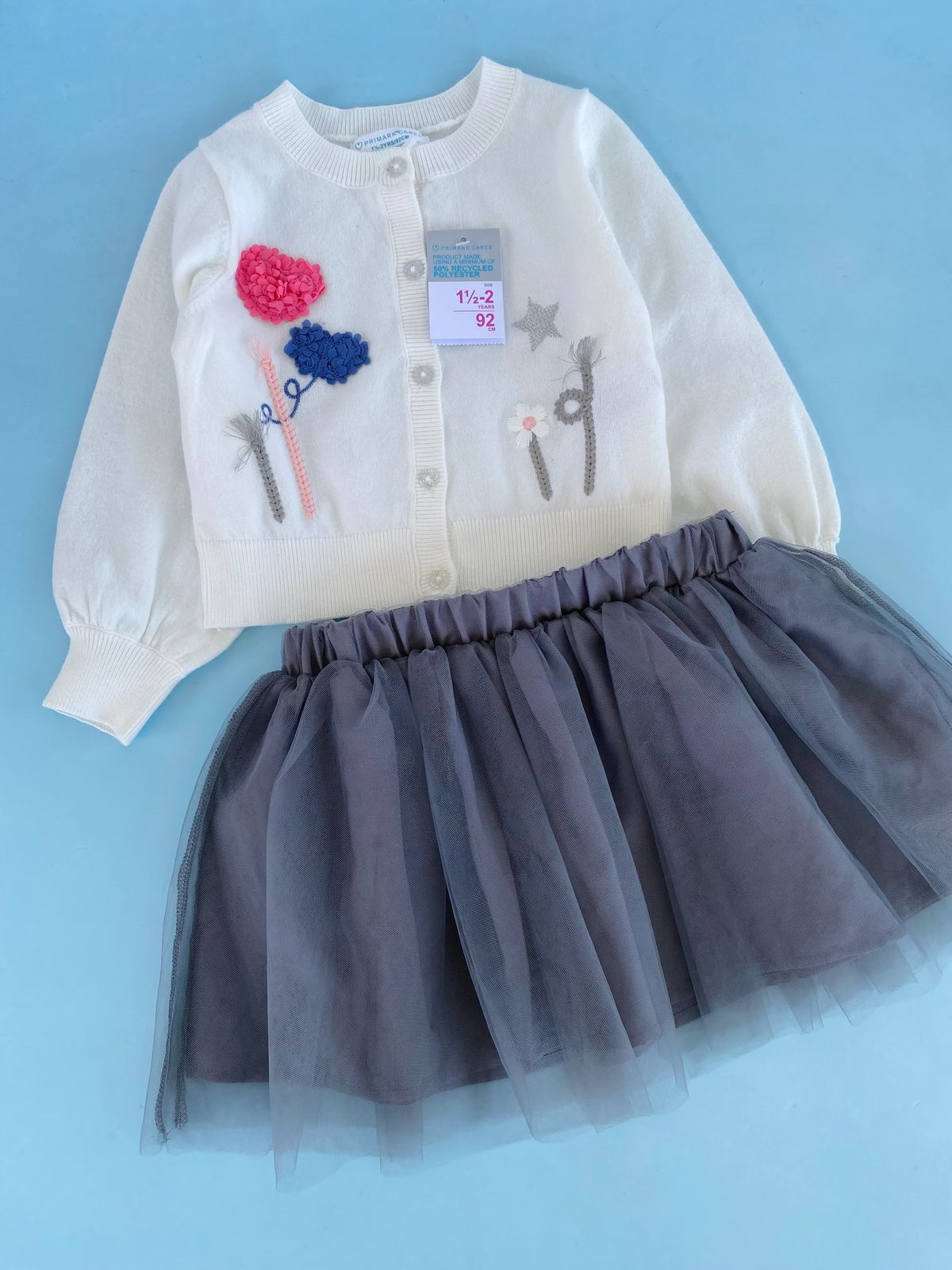 TRAJE FLORES CON FALDA GRIS