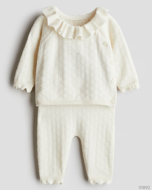 TRAJE H&M 2 PZS CUELLO BORDADO