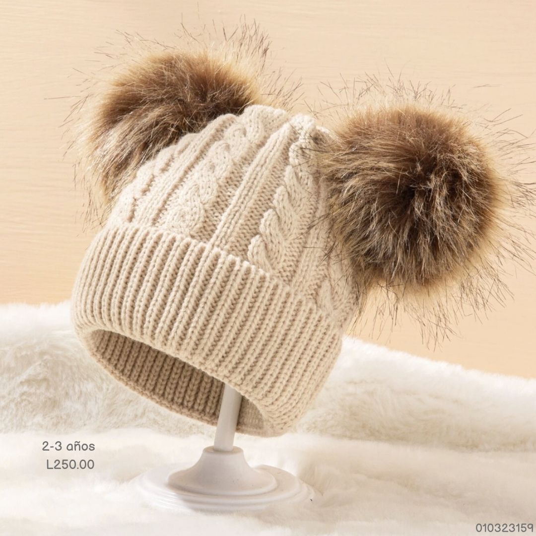 GORRO BEIGE CON POMPONES