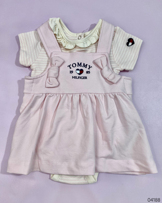TRAJE ROSADO TOMMY