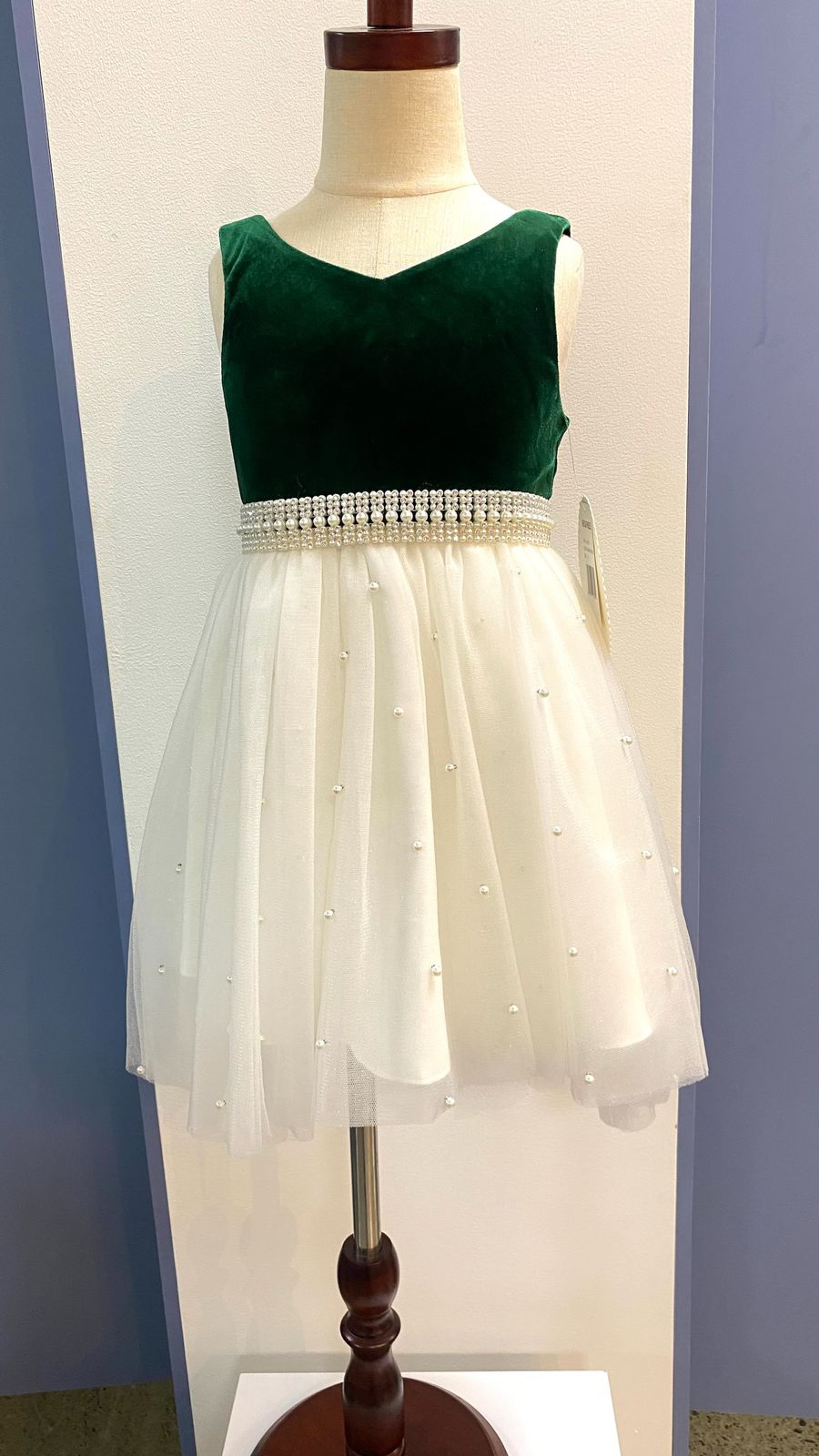 VESTIDO VERDE BLANCO PERLAS