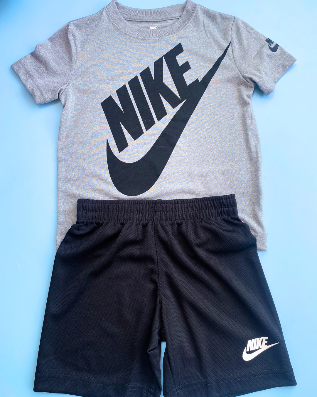 TRAJE 2 PZS NIKE GRIS SHORT NEGRO