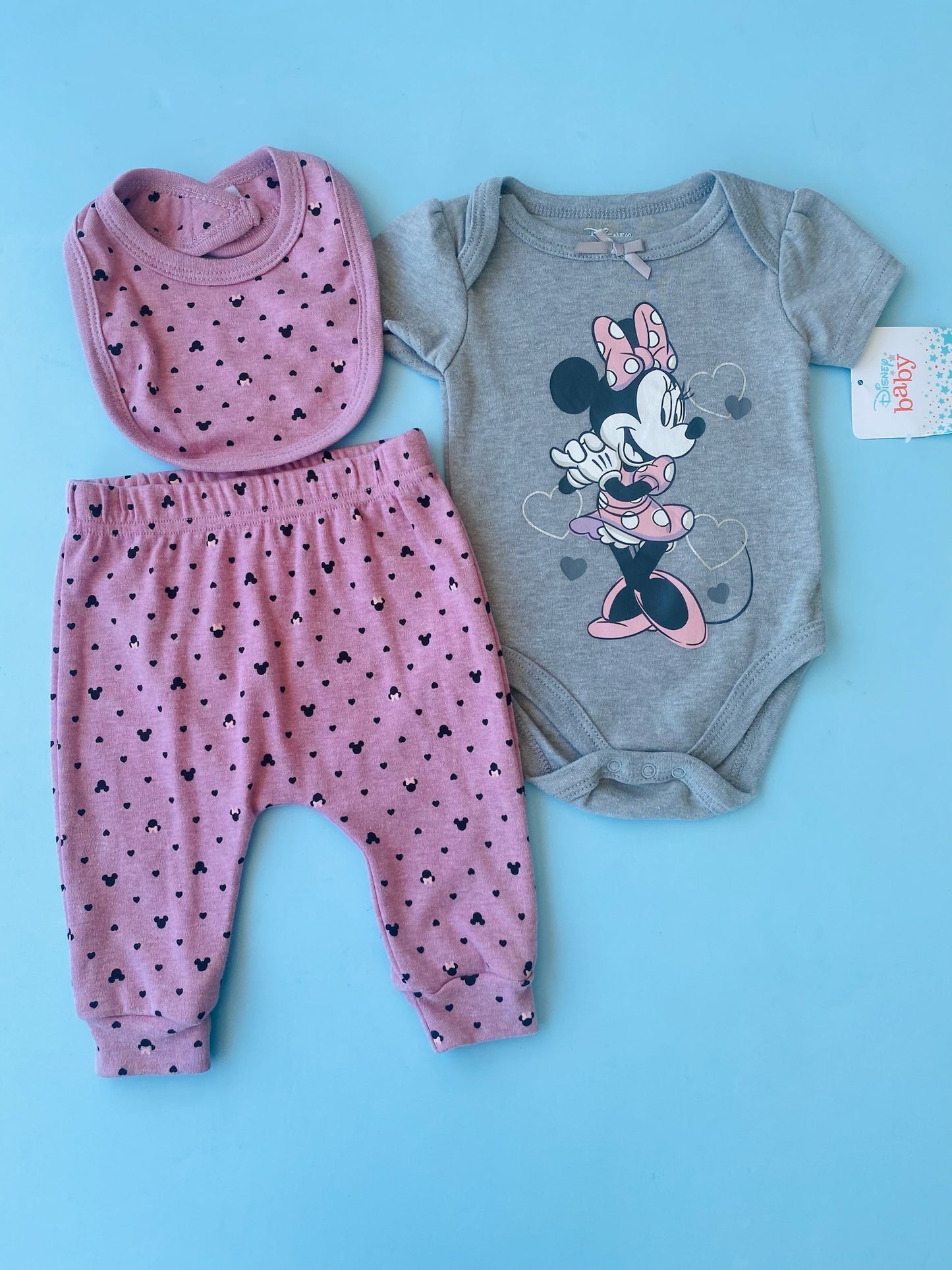 TRAJE NIÑA MINNIE GRIS Y BABERO