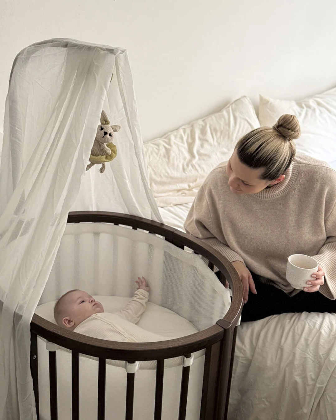 CUNA EVOLUTIVA STOKKE SLEEPI MINI CON COLCHON Y DOSEL CAFÉ