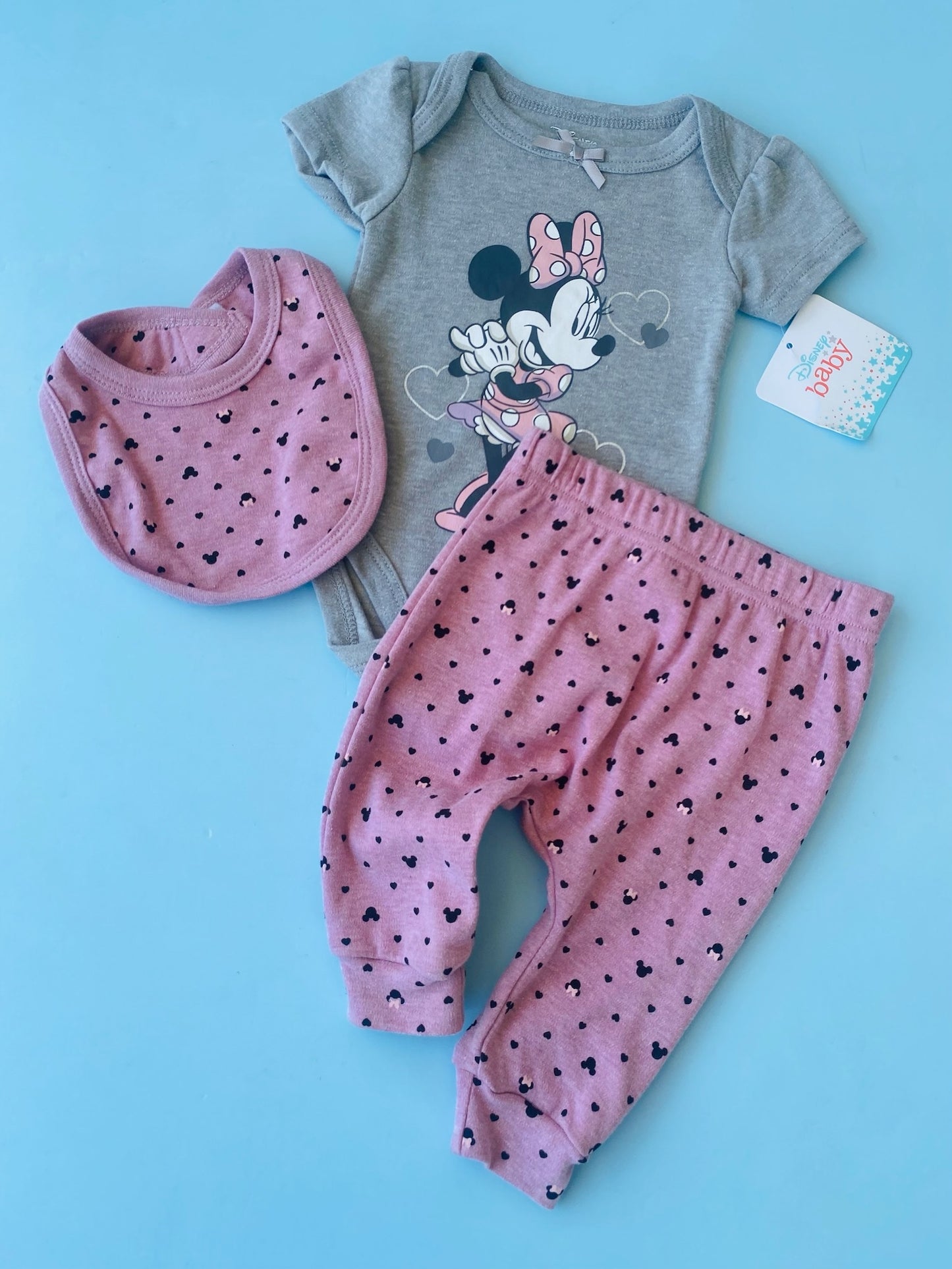 TRAJE NIÑA MINNIE GRIS Y BABERO